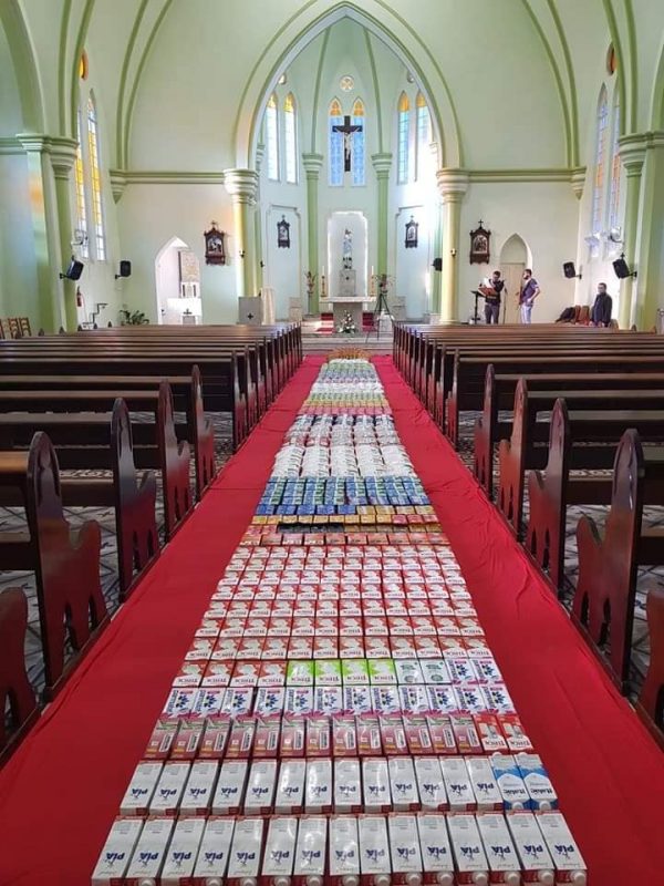 Tapetes montados com alimentos doados pela comunidade – Foto: Paróquia/Divulgação/ND