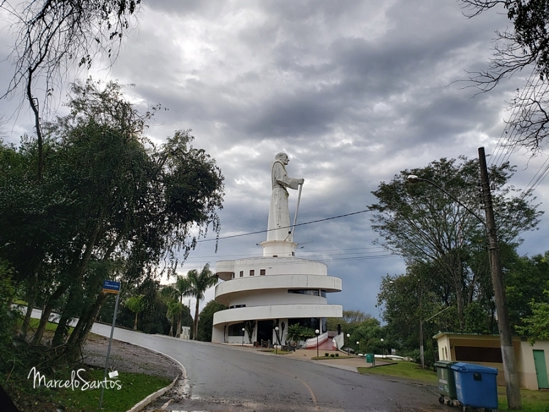 Morador de Joaçaba reproduz o rosto de Frei Bruno em um desenho