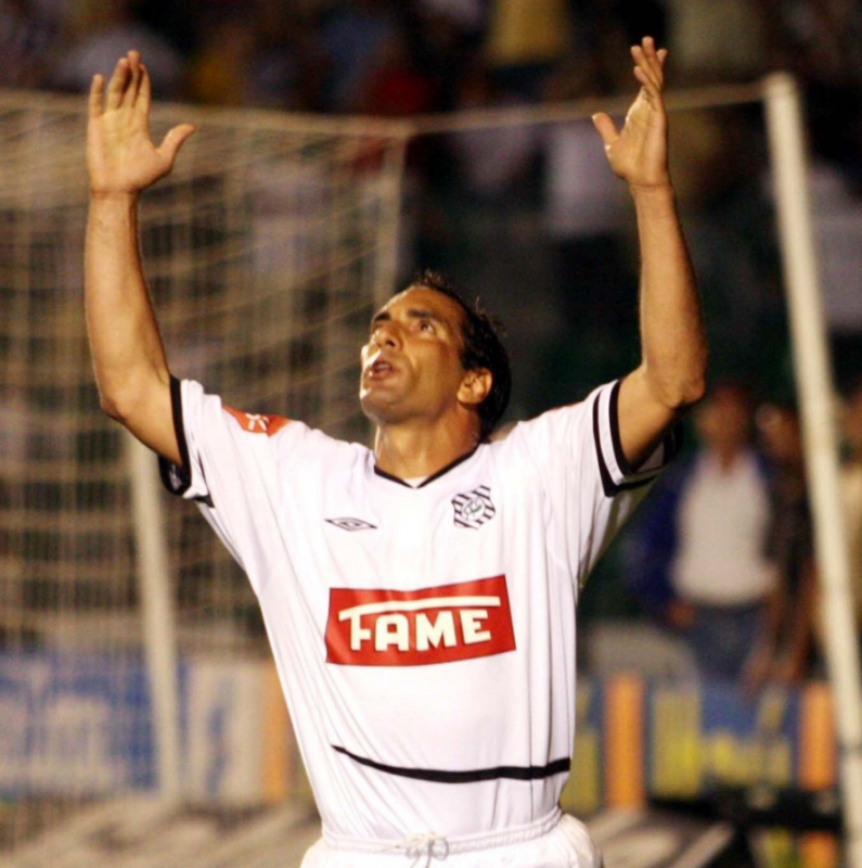 Edmundo comemora gol com a camisa do Figueirense
