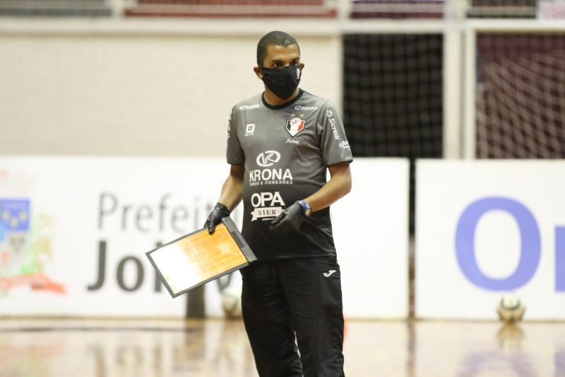Daniel Junior diz que maior preju&iacute;zo da paralisa&ccedil;&atilde;o foi a perda de massa magra dos atletas – Foto: Vitor Kortmann/JEC Futsal
