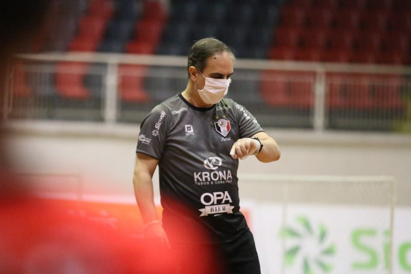 Para Jo&atilde;o Romano, a grande problem&aacute;tica &eacute; n&atilde;o conseguir trabalhar com o grupo inteiro e fazer trabalhos espec&iacute;ficos de jogo – Foto: Vitor Kortmann/JEC Futsal