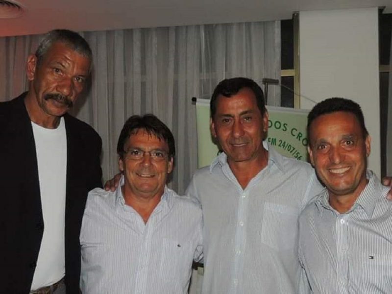 Na foto, os irm&atilde;os Hudson (de &oacute;culos) e Hugo Queiroz (&agrave; direita), posam ao lado de dois atacantes que marcaram &eacute;poca com muitos gols no futebol de Florian&oacute;polis: Albeneir e Vargas. Craques da bola, tinham a facilidade de estufar as redes advers&aacute;rias nos anos da d&eacute;cada de 1980. O cl&aacute;ssico que um tivesse vestindo a camisa do Figueirense e outro a do Ava&iacute;, era agita geral na cidade. – Foto: acervo fam&iacute;lia Queiroz/ND