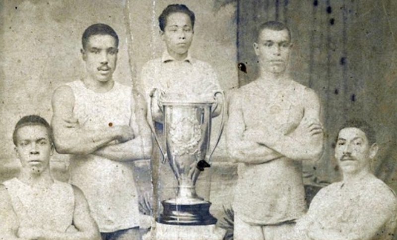 Um clube de remo formado por negros em Itaja&iacute; no ano de 1919. Em homenagem, o nome escolhido foi o do poeta negro Cruz e Souza, nascido em Desterro, hoje a capital Florian&oacute;polis. Era formado por trabalhadores pobres da zona portu&aacute;ria que fizeram hist&oacute;ria no esporte catarinense. E com mais um detalhe interessante: a diretoria era formado por mulheres. – Foto: Acervo Adalberto Kl&uuml;ser/ND