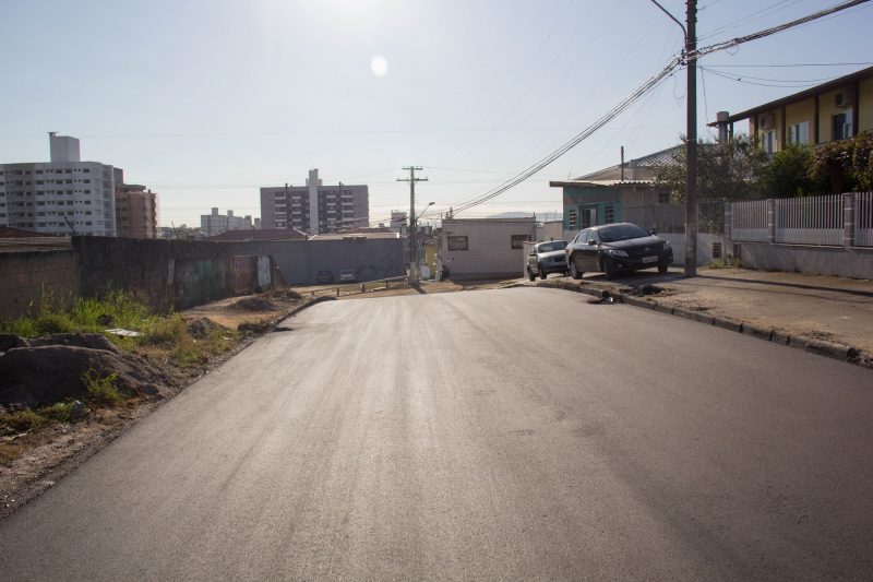 Servi&ccedil;os de pavimenta&ccedil;&atilde;o asf&aacute;ltica est&atilde;o em andamento na rua Duque de Caxias, no bairro Ipiranga – PMSJ/Divulga&ccedil;&atilde;o/ND