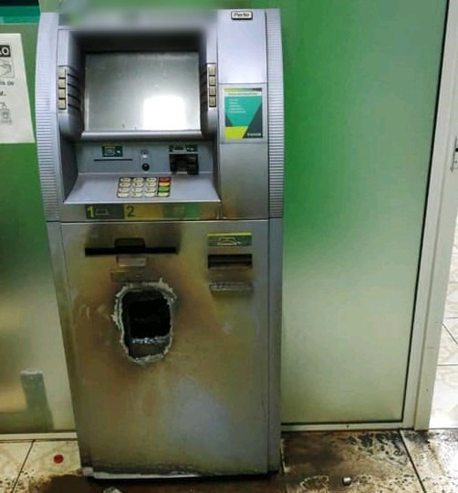 Criminosos utilizaram maçarico para furtar caixa eletrônico – Foto: Reprodução/ND