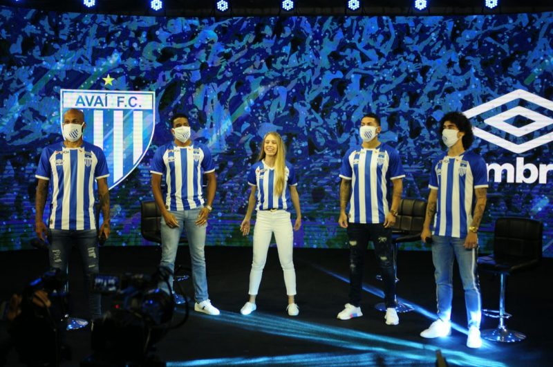 <strong>JUNHO</strong>: Noite de gala na Ressacada marca a apresentação do novo uniforme do clube para a temporada. Com a possibilidade da volta do futebol, clube teve dificuldade para conseguir liberação para jogar no estádio da Ressacada, com o veto da Prefeitura de Florianópolis. Clube chegou ir à Justiça para ter o direito de jogar na cidade – Foto: Roberto Zacarias/AvaíFC