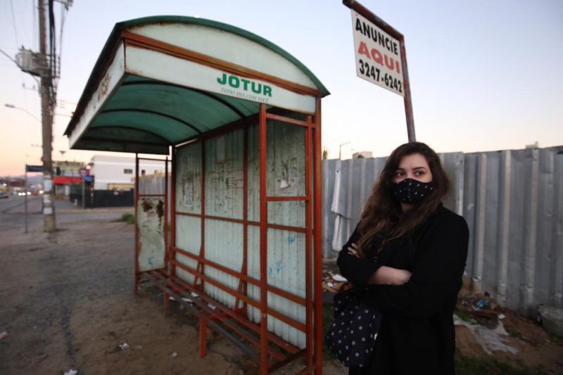 Moradora do bairro Bela Vista, em Palho&ccedil;a, aguarda o &ocirc;nibus para ir at&eacute; o trabalho no bairro Pedra Branca – Foto: Anderson Coelho/ND