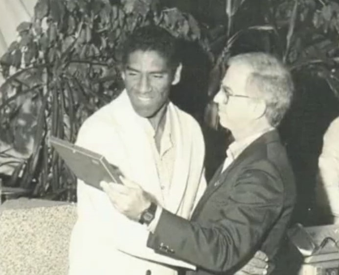 Toninho recebendo um homenagem em solenidade no Veleiros Iate Clube&nbsp; em 1984 pelo seu trabalho de “levar os barcos” em sua camionete para as competi&ccedil;&otilde;es – Foto: acervo familiar/divulga&ccedil;&atilde;o