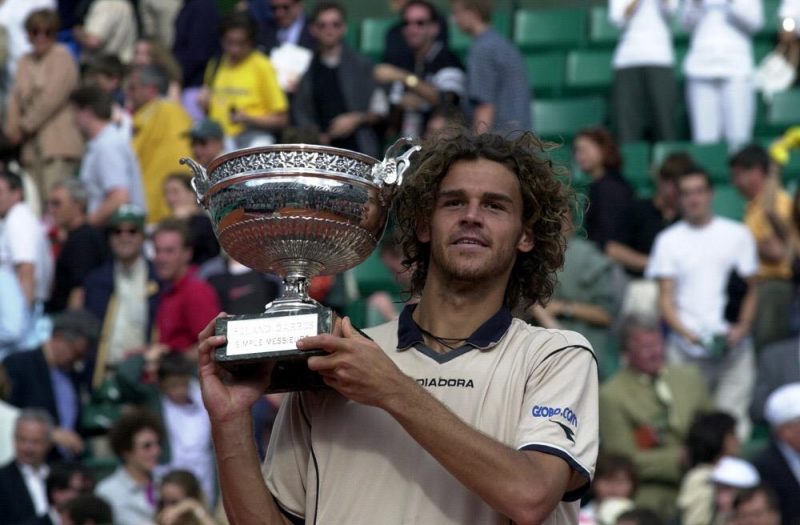 Segundo título do Roland Garros em 2000 – Há 20 anos, Gustavo Kuerten venceu pela segunda vez o Roland Garros. Na final, ele bateu o sueco Magnus Norman por 3 sets a 1 naquele que é considerado por ele um dos torneios mais difíceis de sua carreira. – Foto: FFT/Divulgação/ND
