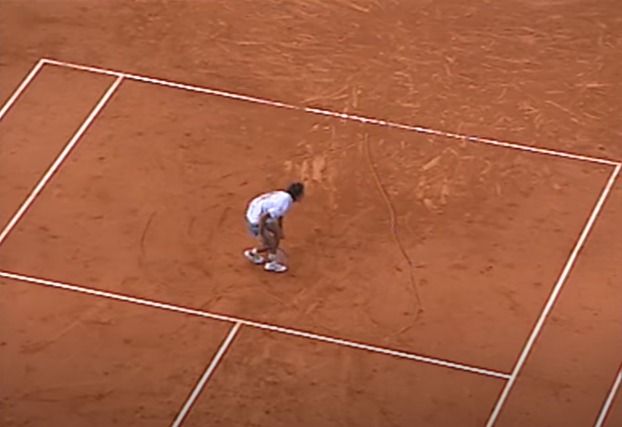 Roland Garros de 2001 – Um ano depois, Guga protagonizou uma das cenas mais icônicas do esporte após ser tricampeão do Roland Garros. Ao vencer de virada o espanhol Àlex Corretjia por 3 sets a 1, Guga desenhou um coração no saibro com a raquete e comemorou o terceiro título de Roland Garros de sua carreira. – Foto: Reprodução/YouTube/Roland Garros/ND