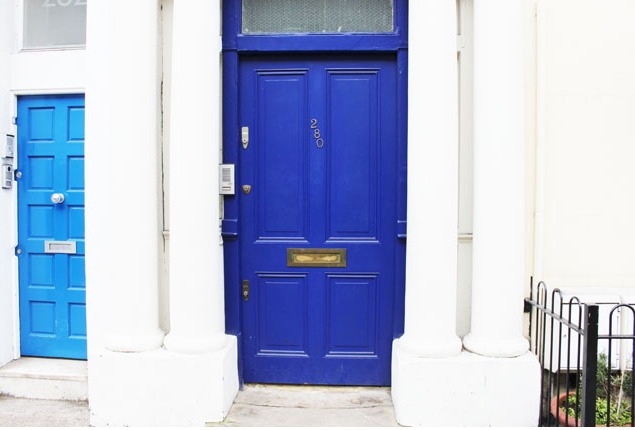 Porta azul virou ponto tur&iacute;stico em Notting Hill, bairro de Londres – Foto: Reprodu&ccedil;&atilde;o/ND
