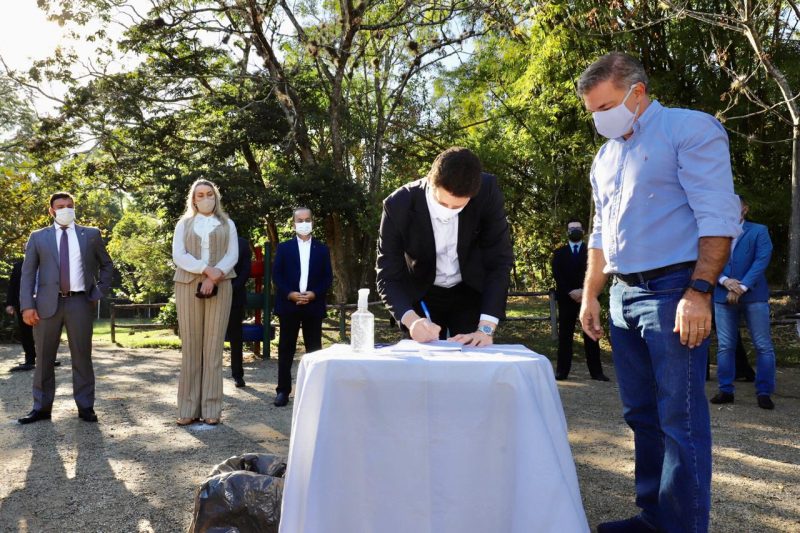 Ministro do Meio Ambiente, Ricardo Salles, firmou a renova&ccedil;&atilde;o da cess&atilde;o da &aacute;rea do Parque para o Munic&iacute;pio – Foto: Cristiano Andujar/PMF