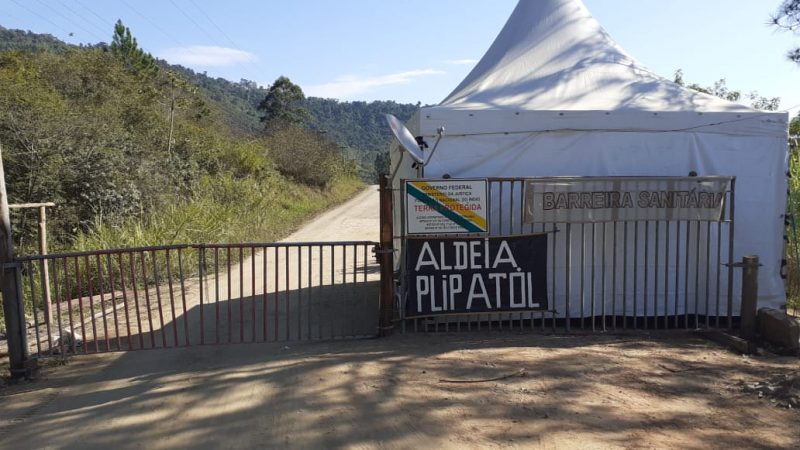Nos acessos a terra ind&iacute;gena foram montadas barreiras para impedir o cont&aacute;gio da Covid-19 – Foto: Arquivo Pessoal/Ana Patt&eacute;