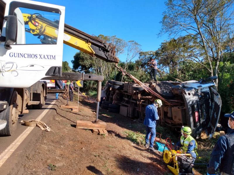 Caminhão tomba e deixa motorista com ferimentos graves em Xaxim – Foto: Bombeiros/ND