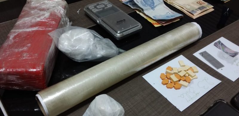 Operação apreendeu drogas que eram comercializadas em uma boca de fumo &#8211; Foto: Polícia Civil/Divulgação/ND