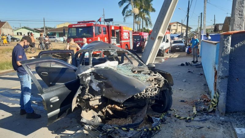 Carro ficou totalmente destru&iacute;do ap&oacute;s colidir contra um poste – Foto: Ricardo Alves/NDTV