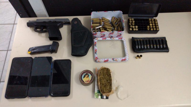 Na casa foram apreendidas uma arma, muni&ccedil;&atilde;o, celulares e droga – Foto: Pol&iacute;cia Civil/Divulga&ccedil;&atilde;o