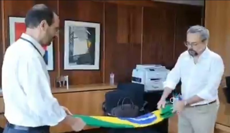 Ex-ministro da Educação Abraham Weintraub dobra a bandeira do Brasil – Foto: Reprodução/Twitter
