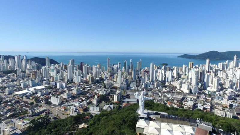 O procedimento foi aberto ap&oacute;s uma m&eacute;dica infectologista, que coordenava o Comit&ecirc; de Combate ao Covid-19 em Balne&aacute;rio Cambori&uacute;, renunciar ao cargo – Foto: Prefeitura de Balne&aacute;rio Cambori&uacute;