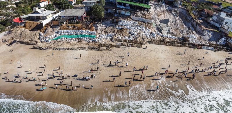 A praia do Campeche foi mencionada como exemplo de áreas litorâneas afetadas