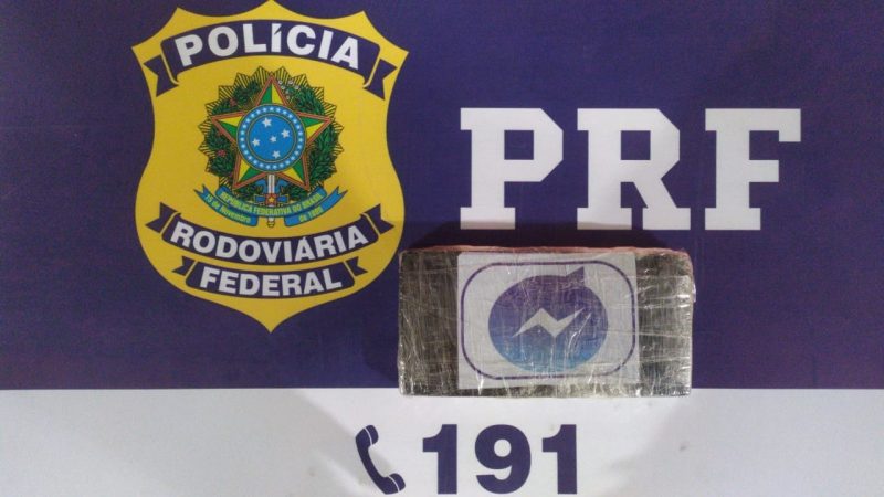 Droga estava escondida debaixo no banco do passageiro, debaixo uma coberta – Foto: PRF/Divulgação/ND