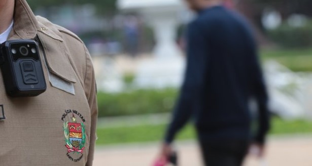 Efeito da Polícia Militar adotou o uso de câmeras individuais para registrar o atendimento de ocorrências – Foto: Mauricio Vieira / Secom