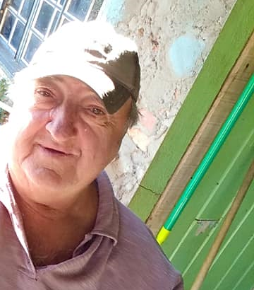 Nelson Espiller, 71 anos, morreu na madrugada do dia 15 de junho em Irani. Espiler foi diagnosticado com a Covid-19 em 27 de abril, 49 dias antes de morrer. Ele tinha obesidade, hipertensão e doença pulmonar obstrutiva crônica. Essa foi a primeira morte no município do Oeste. - Reprodução/Facebook