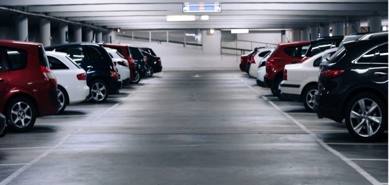 Homem foi baleado após discussão por manobra de estacionamento em Imbuia; imagem ilustrativa de um estacionamento 