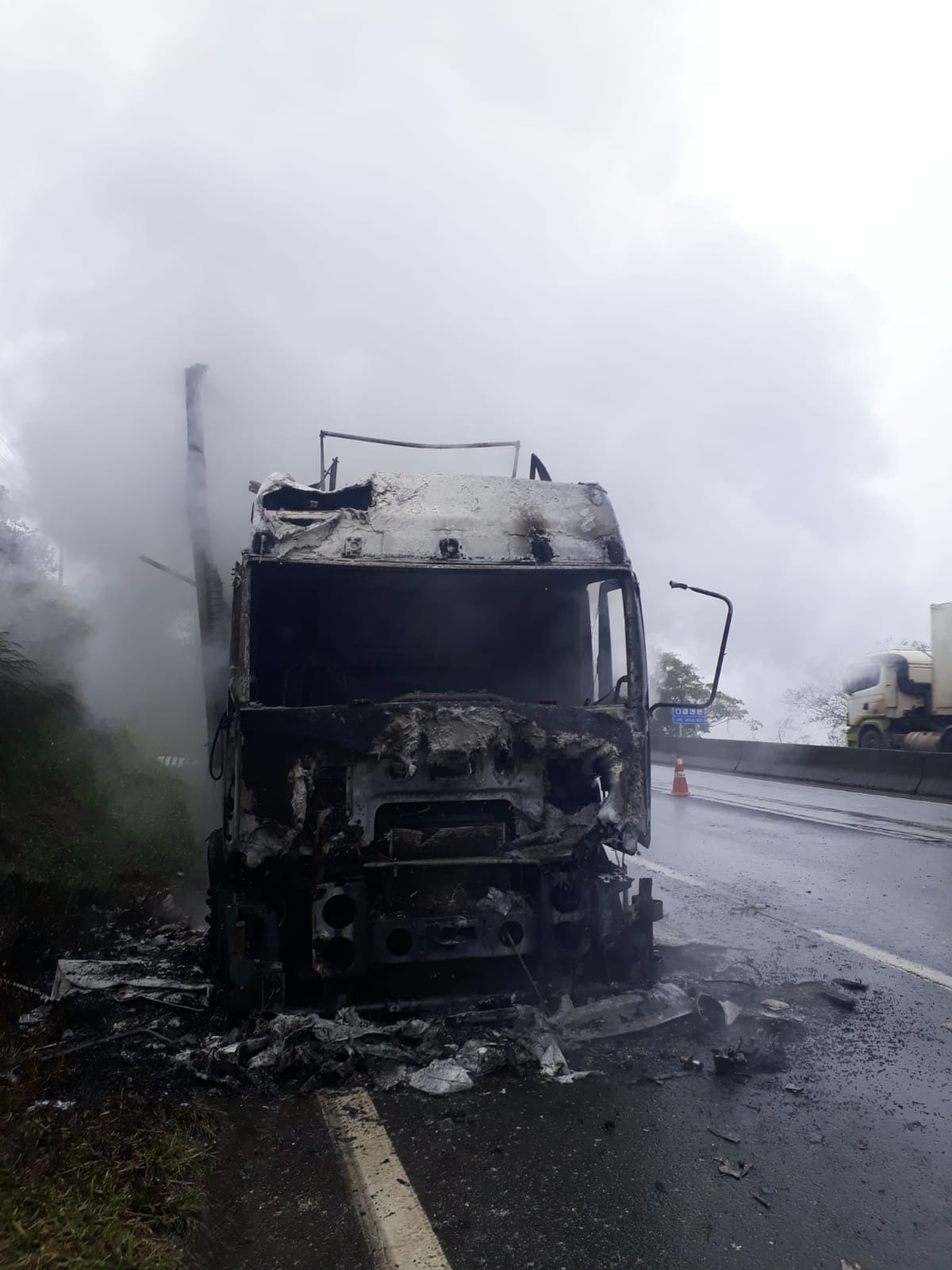 Após pane, caminhão pega fogo na br-101, em piçarras
