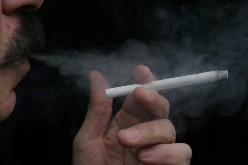 pessoa aparece fumando, que é uma das punições passíveis de multa assim como dirigir sob efeito de maconha