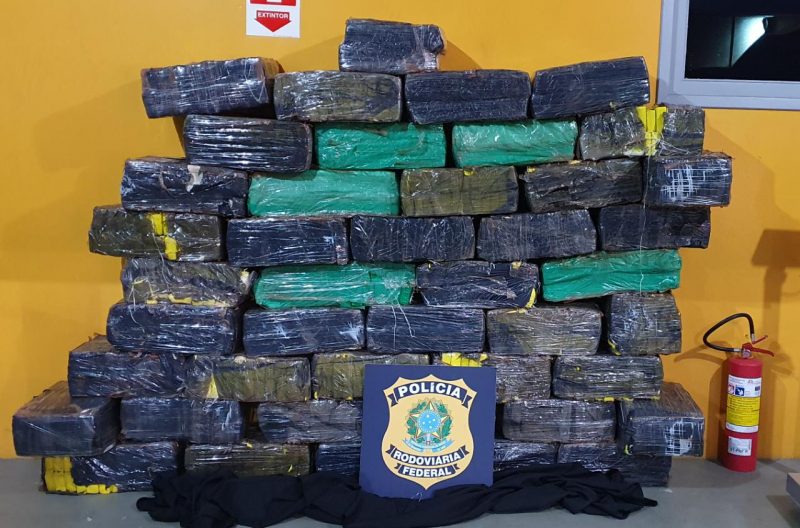 Droga estava divida em tabletes, escondidos no banco traseiro do ve&iacute;culo – Foto: PRF/Divulga&ccedil;&atilde;o/ND
