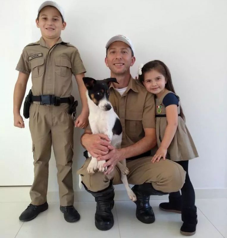 C&atilde;ozinho foi adotado pela fam&iacute;lia do cabo Maur&iacute;cio – Foto: PMRv/Divulga&ccedil;&atilde;o/ND
