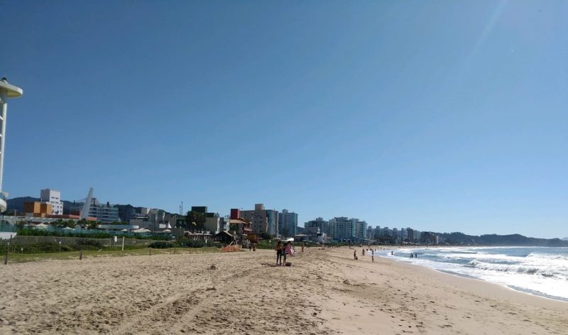 Depois de sábado de aglomeração, banhistas foram retirados e praia isolada em Itajaí – Foto: Divulgação/ND