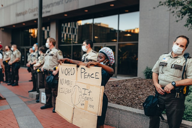 Violência policial que acabou em morte de homem negro gerou protestos dentro e fora dos EUA – Foto: Josh Hild/Unsplash/Divulgação
