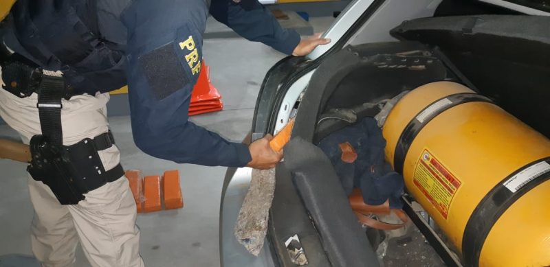 Vistoria localizou as drogas na forração lateral e no porta-malas do automóvel – Foto: PRF/Divulgação/ND