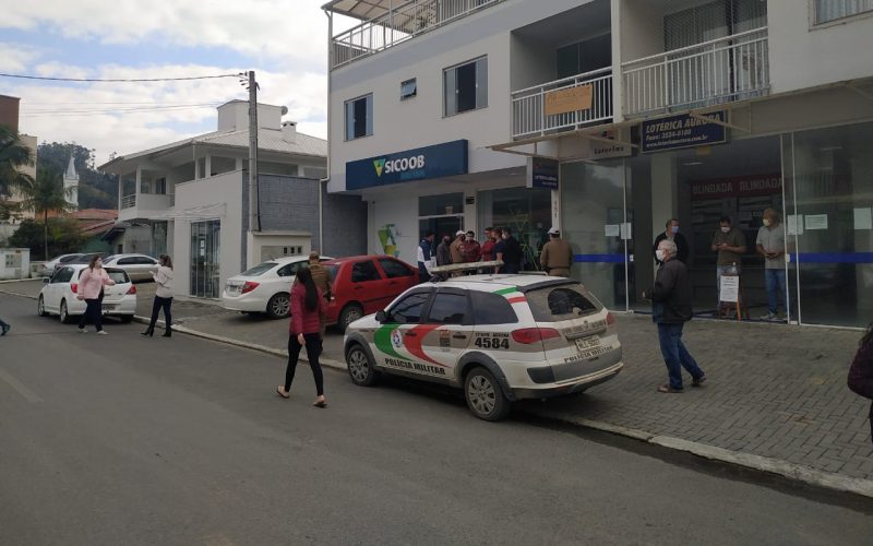 Tr&ecirc;s criminosos invadiram a ag&ecirc;ncia armados e roubaram dinheiro e celulares – Foto: Jo&atilde;o S&eacute;rgio/R&aacute;dio Sintonia