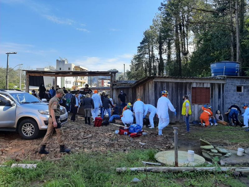 Feridos s&atilde;o resgatados no local do acidente – Foto: Belos FM/ND