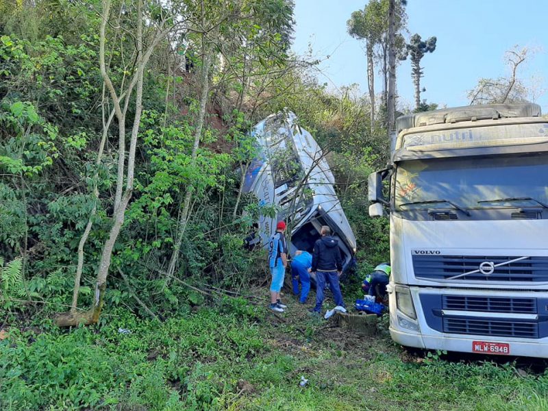 &Ocirc;nibus caiu em uma ribanceira ap&oacute;s ficar sem freio – Foto: R&aacute;dio Belos FM/ND