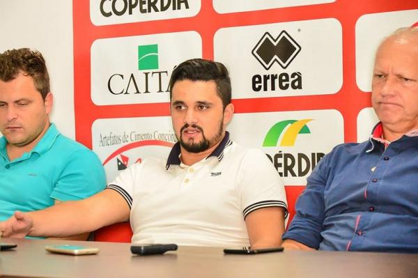 Jonas Guzzatto (ao centro), lamenta situa&ccedil;&atilde;o do estadual – Foto: Ricardo Artifon/CAC/Divulga&ccedil;&atilde;o