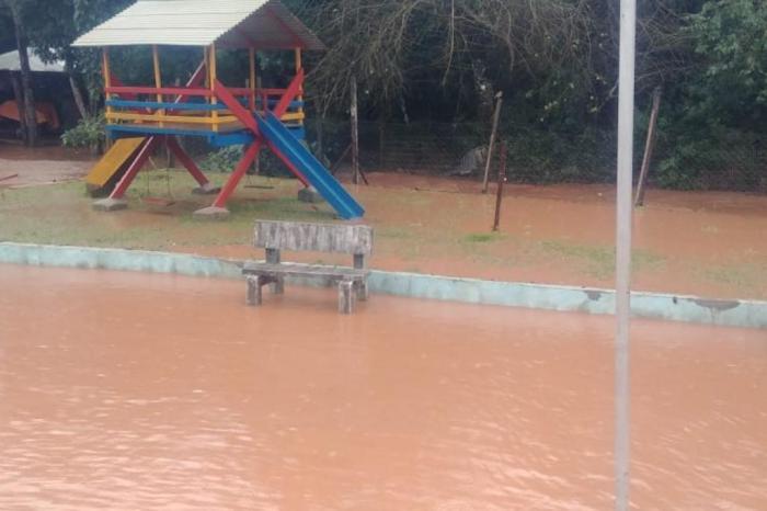 Rio Agusso transbordou no bairro Primeiro de Maio – Foto: Defesa Civil//ND