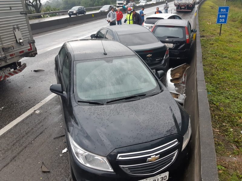 Derramamento de &oacute;leo causou acidente que deixou duas pessoas com ferimentos leves – Foto: PRF/Divulga&ccedil;&atilde;o