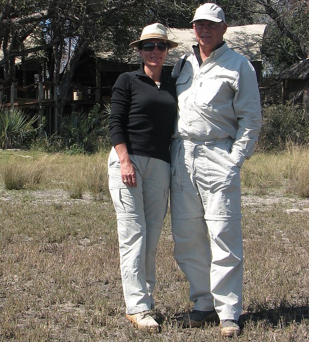 Casal durante o passeio na África. – Foto: Dailymail//Reprodução/ND
