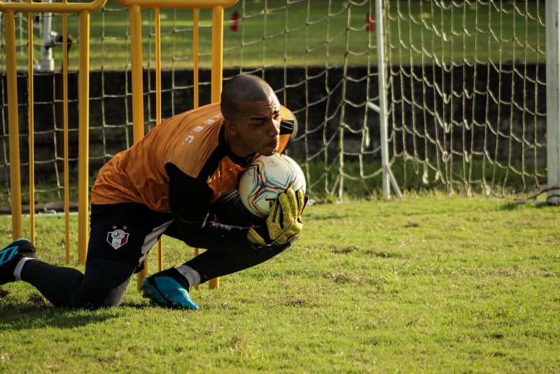 Dalberson tem a miss&atilde;o de fechar o gol e substituir o goleiro Ivan, que deixou o clube durante a paralisa&ccedil;&atilde;o – Foto: JEC/Divulga&ccedil;&atilde;o