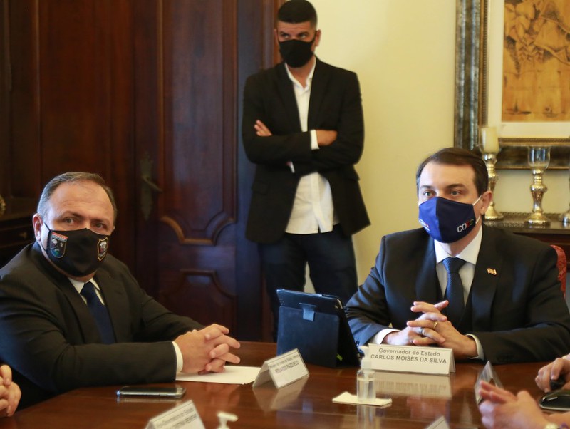 Ministro da Sa&uacute;de Eduardo Pazuello e o governador Carlos Mois&eacute;s estiveram juntos em SC – Foto: Julio Cavalheiro/Secom/ND