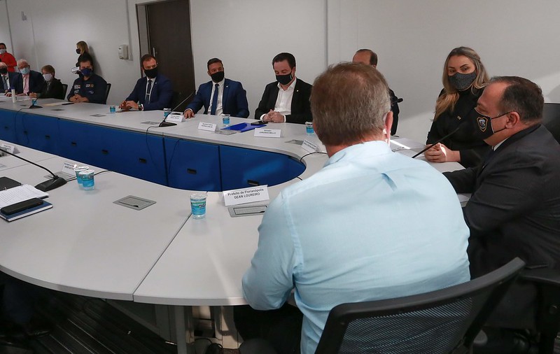 Ministro Pazuello, em reuni&atilde;o com lideran&ccedil;as de SC, em sua visita ao Estado – Foto: Julio Cavalheiro/Secom/ND