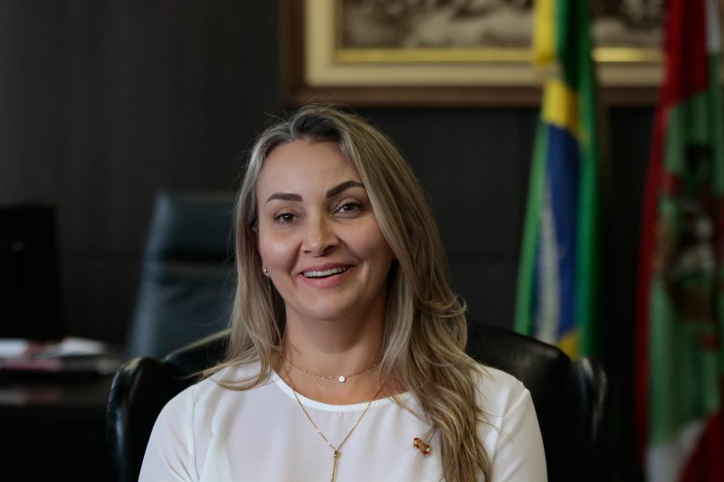 Daniela Reinehr assume o governo do Estado nesta terça (27)