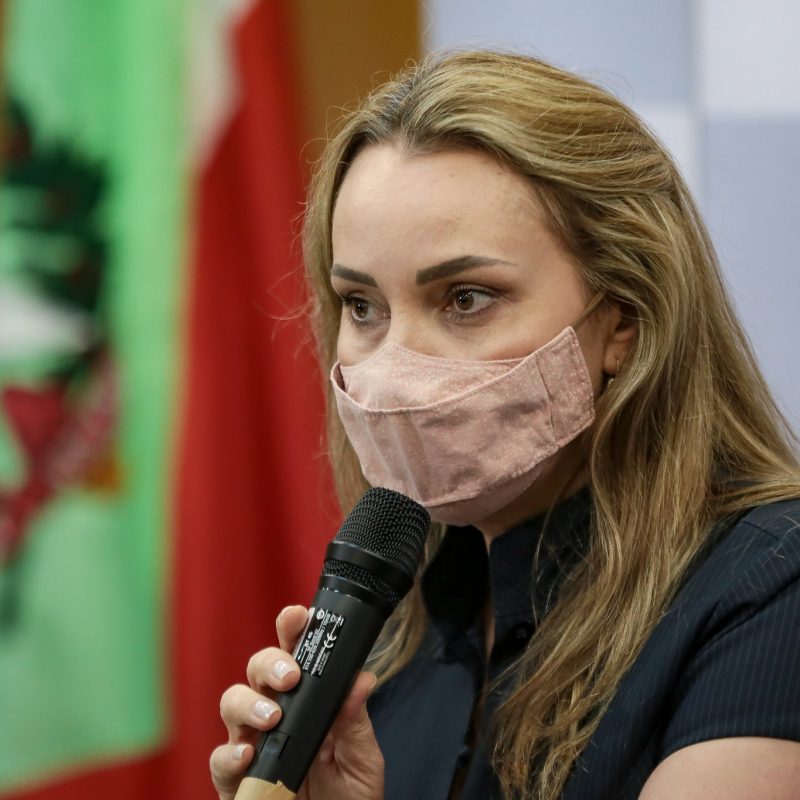 Daniela Reinehr (sem partido) assumiu o governo interino de Santa Catarina em um dos momentos mais críticos da pandemia da Covid-19 no Estado. Há cinco semanas com todas as regiões no nível gravíssimo para a Covid-19, Santa Catarina vivencia o risco de desabastecimento de oxigênio, falta de medicamentos e leitos de UTI para atender a população. – Foto: Mauricio Vieira/Secom/Divulgação/ND
