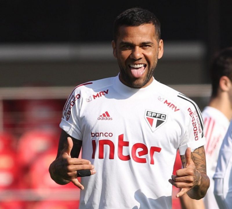 O lateral/meia Daniel Alves vai receber do São Paulo durante 5 anos. – Foto: SPFC/Divulgação