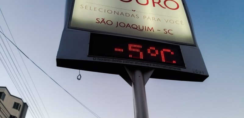 Com a forte massa de ar frio, o cenário de São Joaquim, que registrou -5°C, amanheceu coberto pela geada. Martins chama atenção pelo fato do frio ter atingido de maneira “ampla” o Estado. As regiões mais atingidas foram o Planalto Sul, Meio Oeste e Litoral Sul. – Foto: Wagner Urbano/Divulgação/ND