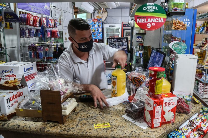 Para o caixa Aislom Corr&ecirc;a, o que segura o movimento &eacute; a padaria – Foto: Anderson Coelho/ND